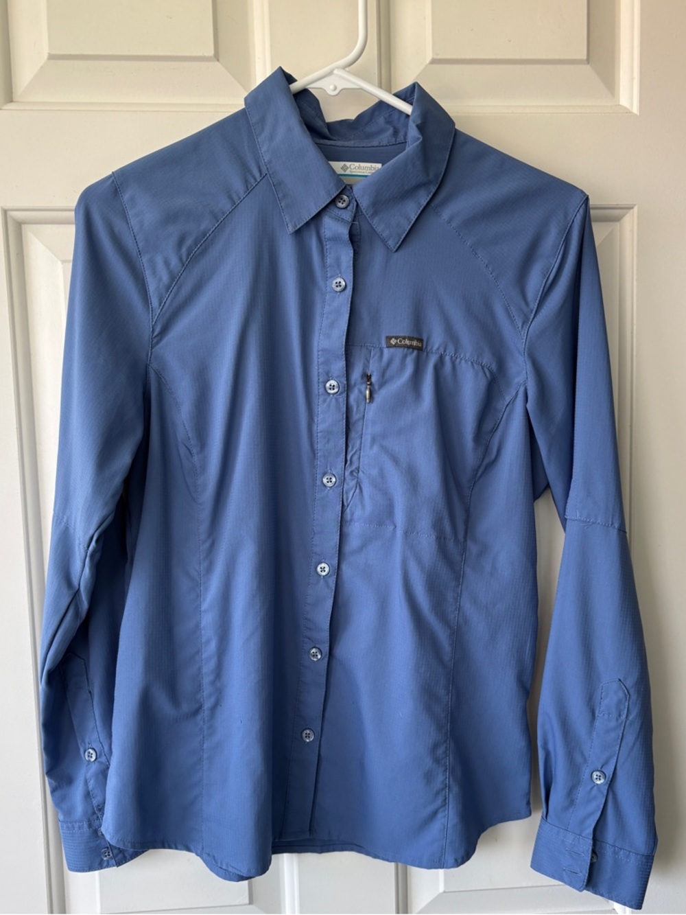 Columbia women’s Blue Long Sleeve Button-Down Outdoor Shirt